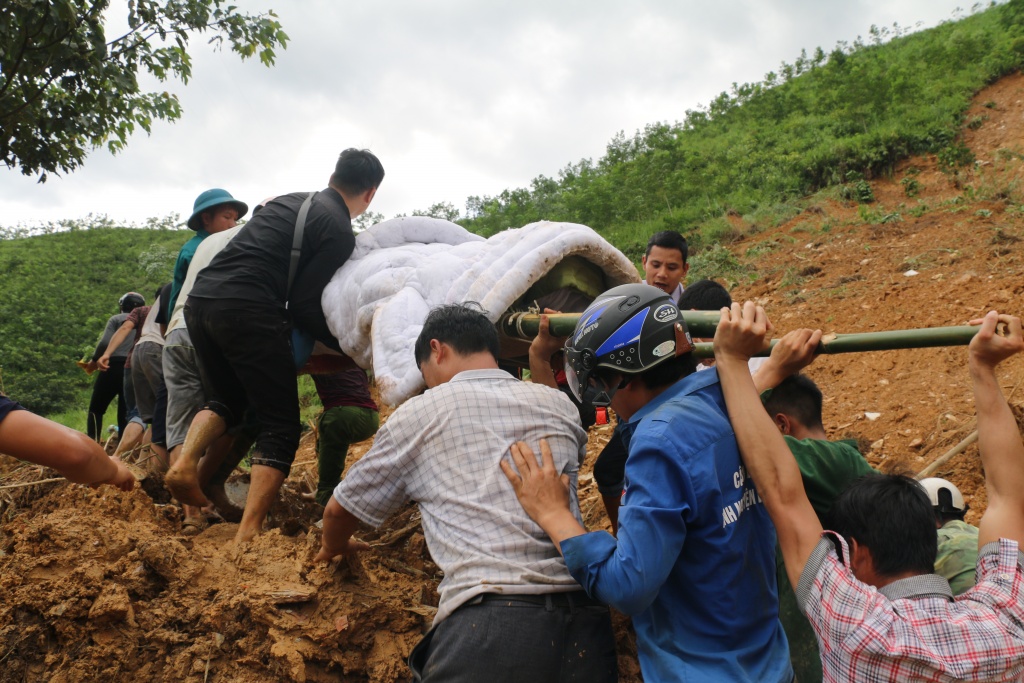 gian nan dua thi the pho bi thu xa ve nha bang may xuc va khieng bo 5km