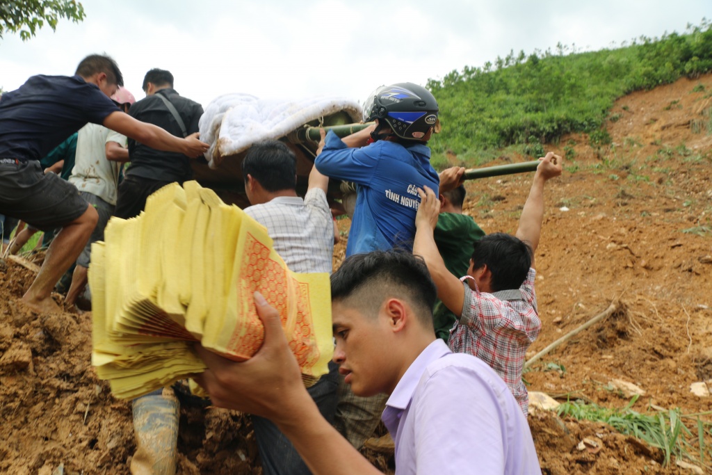 gian nan dua thi the pho bi thu xa ve nha bang may xuc va khieng bo 5km