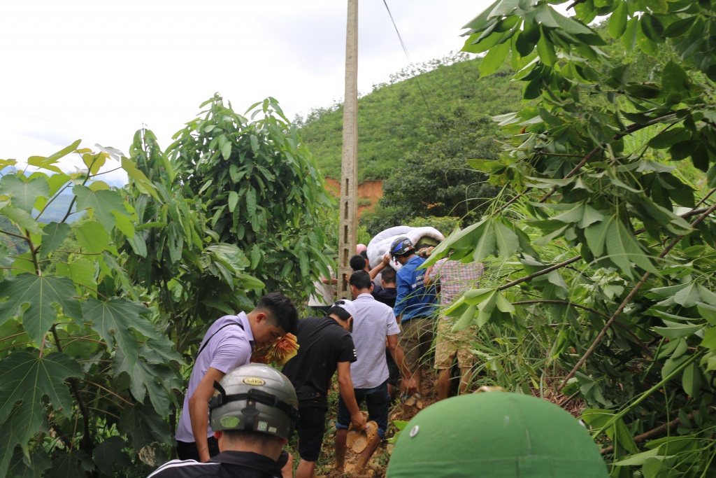gian nan dua thi the pho bi thu xa ve nha bang may xuc va khieng bo 5km