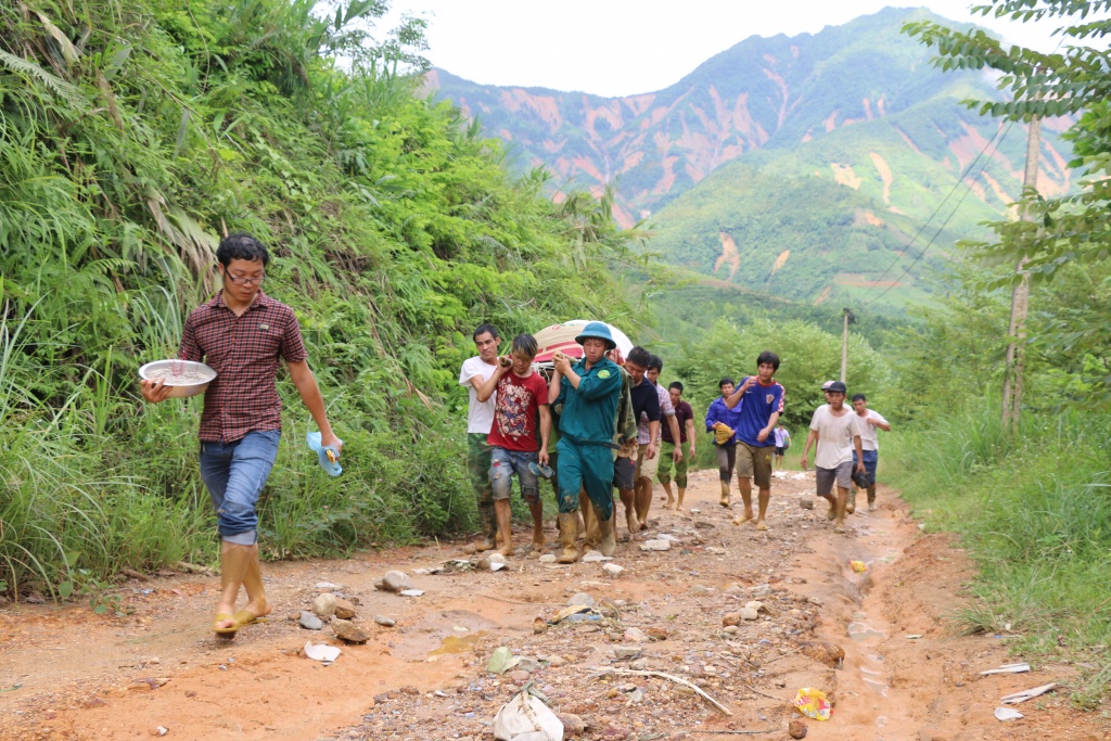 gian nan dua thi the pho bi thu xa ve nha bang may xuc va khieng bo 5km