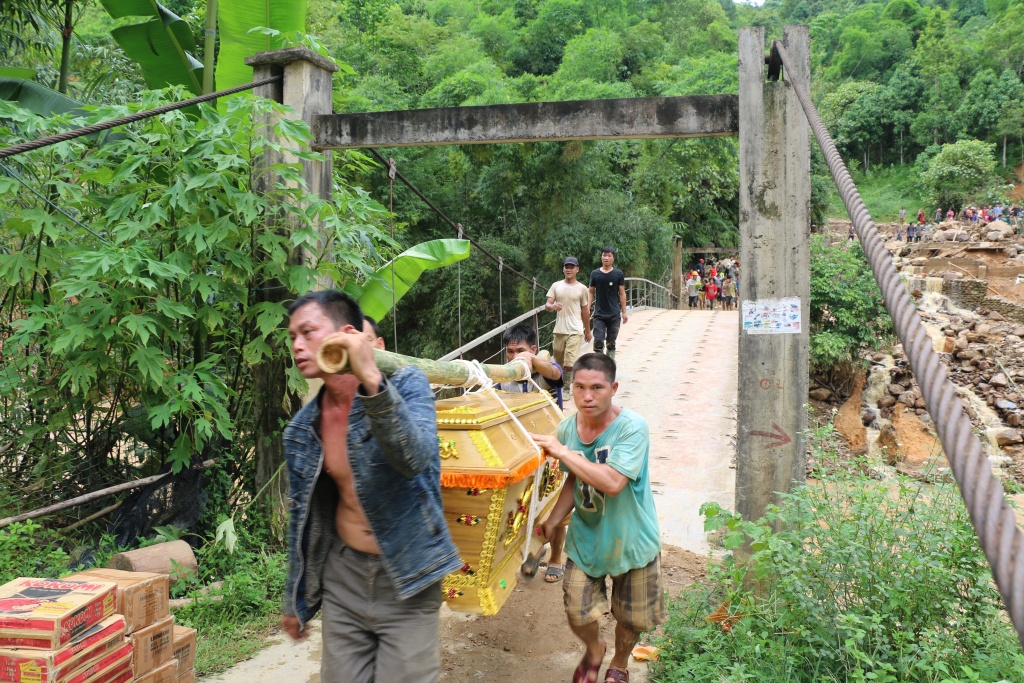 gian nan dua thi the pho bi thu xa ve nha bang may xuc va khieng bo 5km