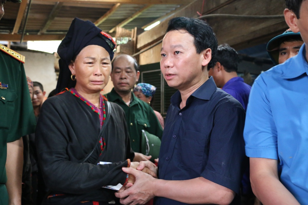 pho bi thu cuu be trai bi lu cuon troi sang thang con ut lay vo nhung bo mat phai hoan lai