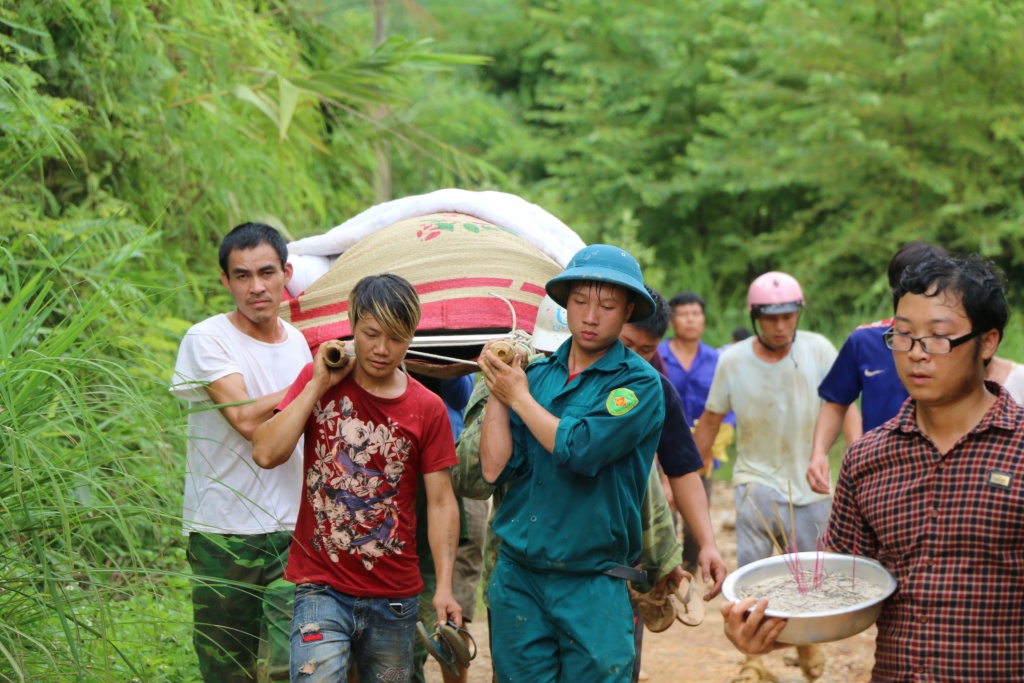 pho bi thu cuu be trai bi lu cuon troi sang thang con ut lay vo nhung bo mat phai hoan lai