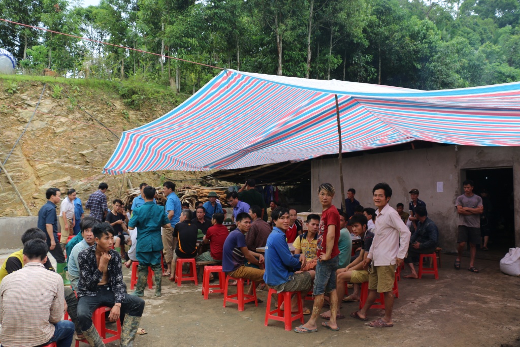 pho bi thu cuu be trai bi lu cuon troi sang thang con ut lay vo nhung bo mat phai hoan lai