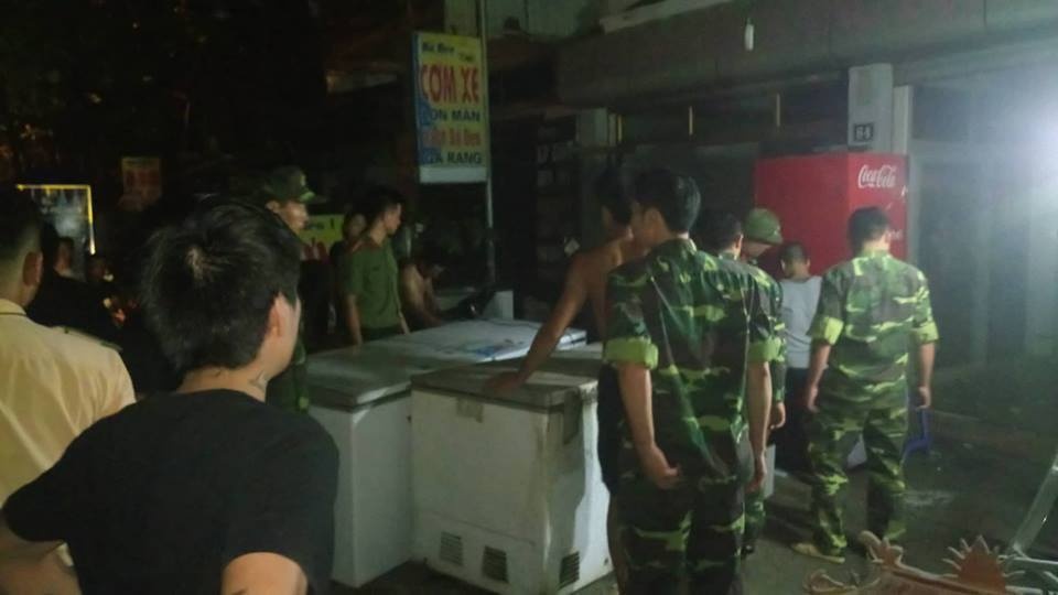 hoa binh hang tram nguoi phai so tan 7 ngoi nha bi nghieng va truot xuong song da