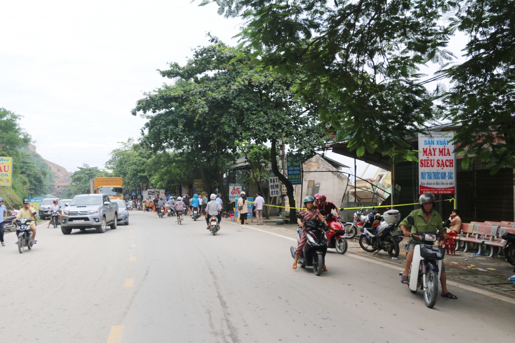 can canh hang chuc ngoi nha bi truot xuong song da o hoa binh