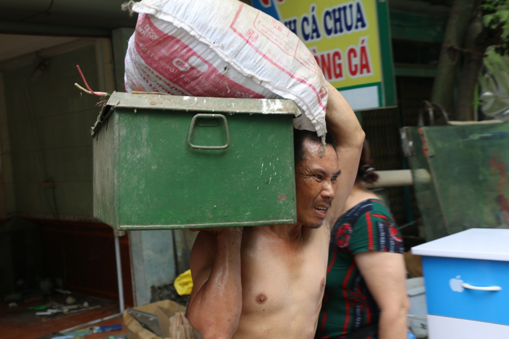 sat lo nha o hoa binh xuong song da khi phat hien vet nut toi dat vien gach duoc 10 phut thi sut mat