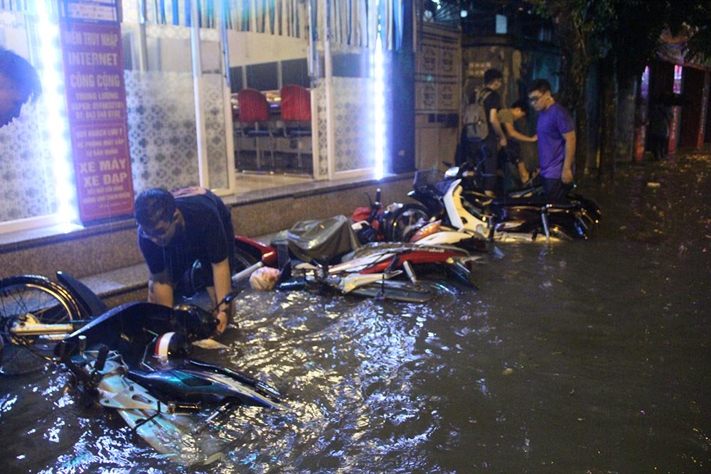 Người Hà Nội đội mưa sầm sập, rùng mình lội nước ngập rác về nhà nguoi ha noi doi mua sam sap rung minh loi nuoc ngap rac ve nha