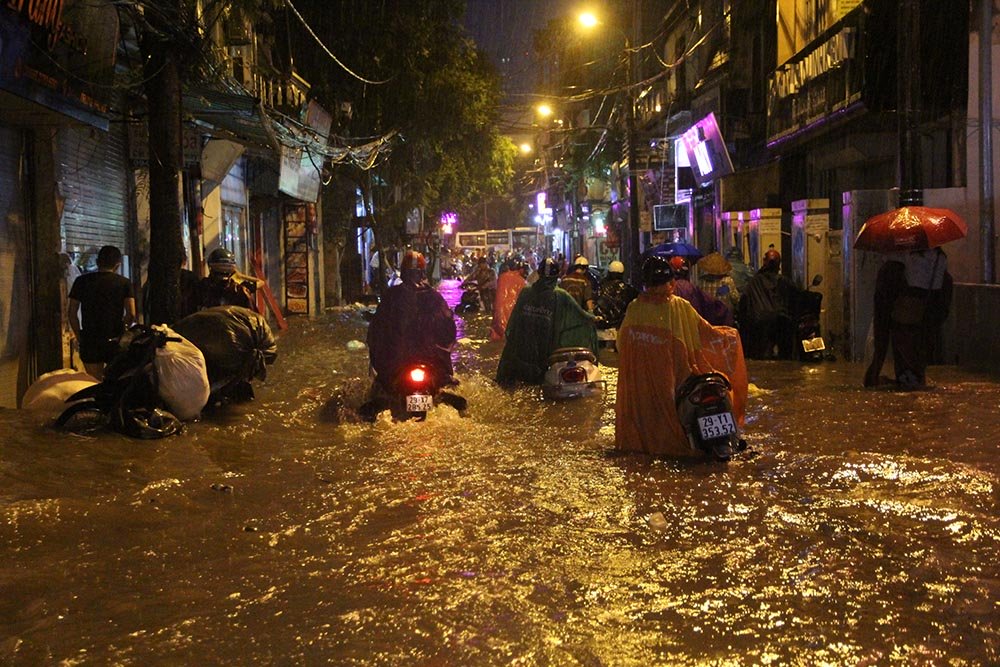nguoi ha noi doi mua sam sap rung minh loi nuoc ngap rac ve nha