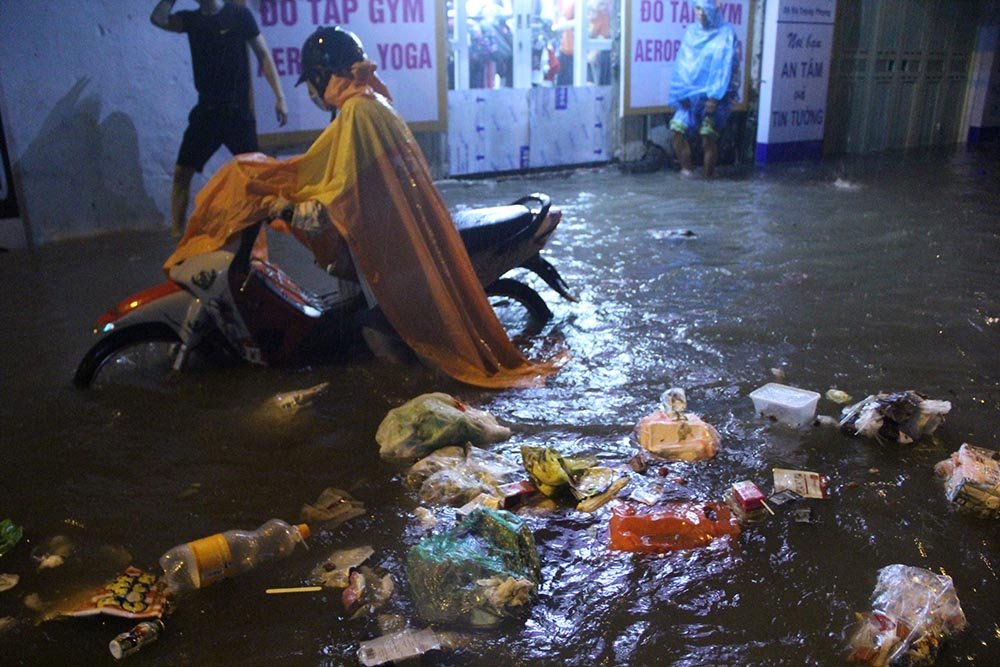 Người Hà Nội đội mưa sầm sập, rùng mình lội nước ngập rác về nhà nguoi ha noi doi mua sam sap rung minh loi nuoc ngap rac ve nha