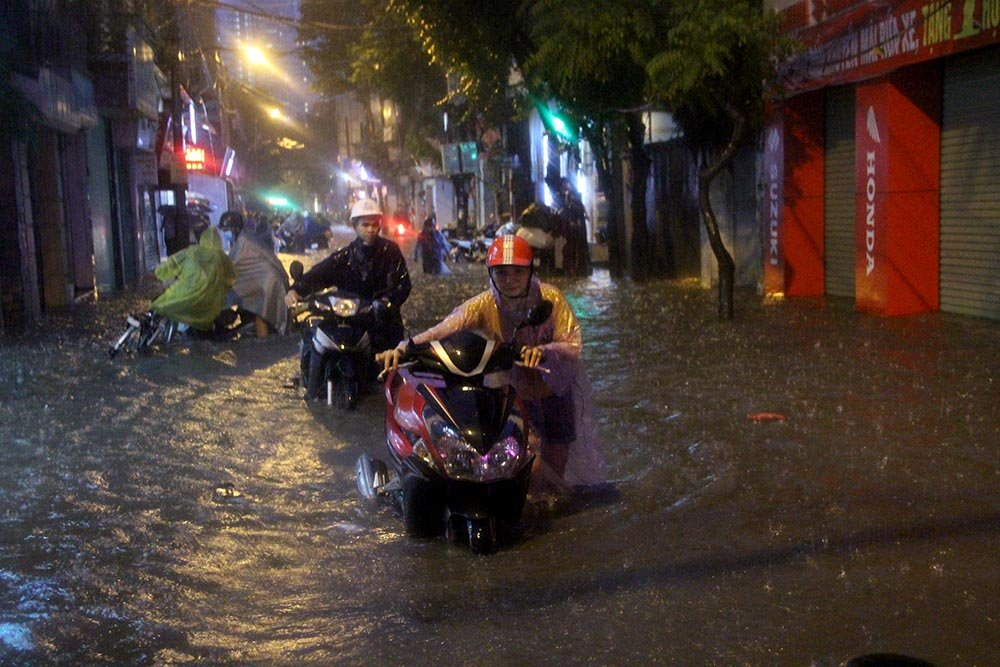 nguoi ha noi doi mua sam sap rung minh loi nuoc ngap rac ve nha