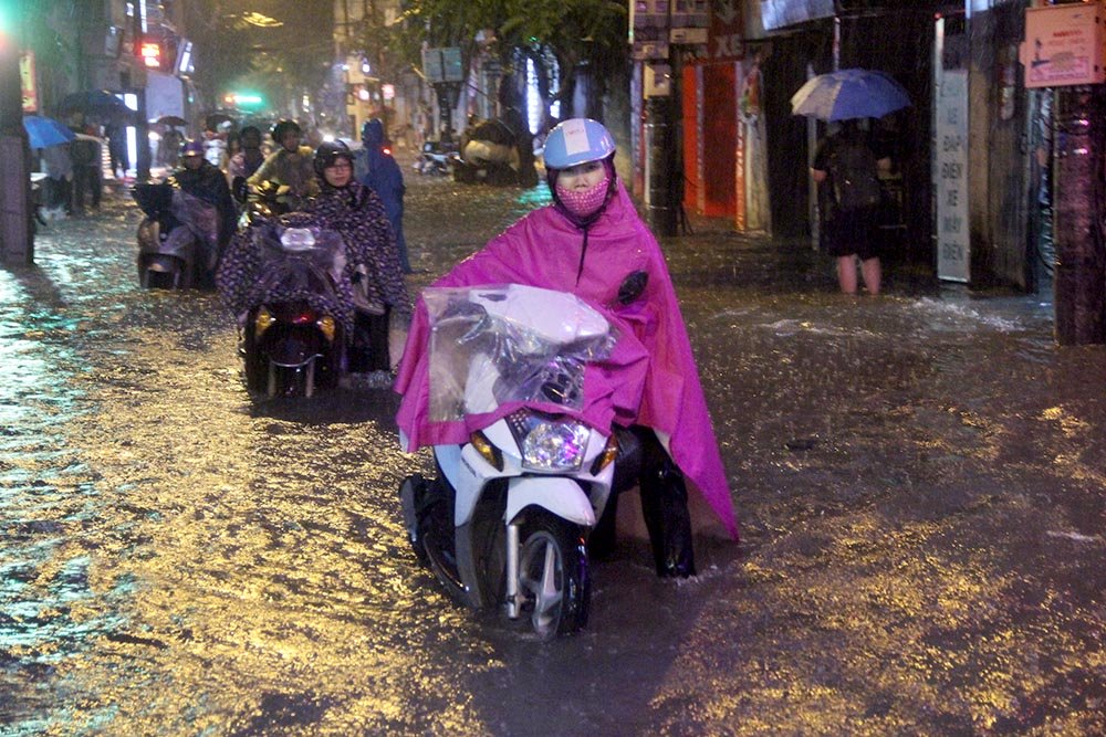 nguoi ha noi doi mua sam sap rung minh loi nuoc ngap rac ve nha