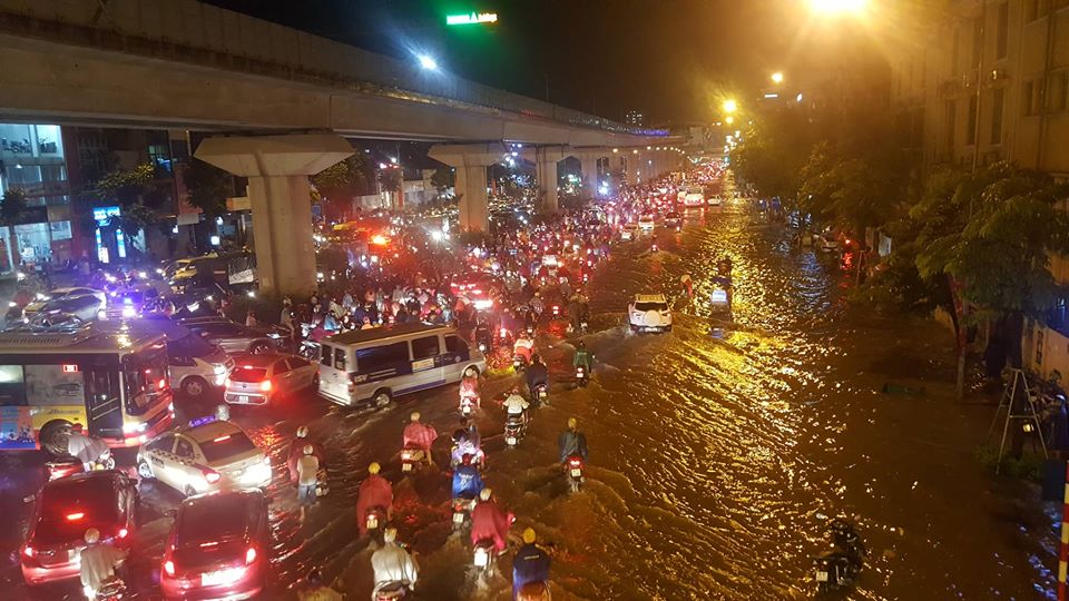Người Hà Nội đội mưa sầm sập, rùng mình lội nước ngập rác về nhà nguoi ha noi doi mua sam sap rung minh loi nuoc ngap rac ve nha