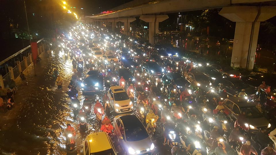 Người Hà Nội đội mưa sầm sập, rùng mình lội nước ngập rác về nhà nguoi ha noi doi mua sam sap rung minh loi nuoc ngap rac ve nha