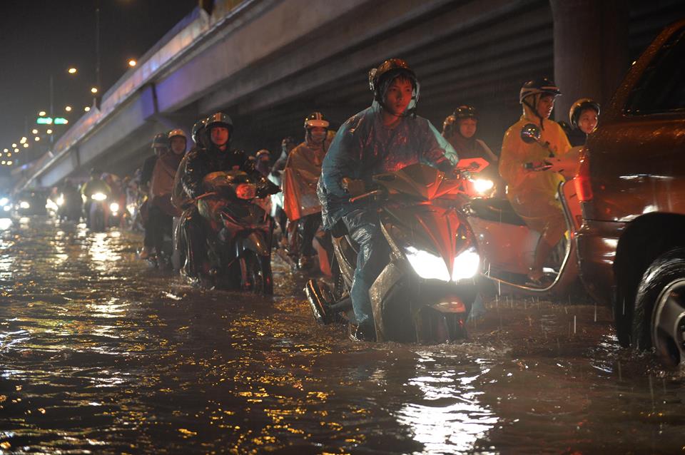 Người Hà Nội đội mưa sầm sập, rùng mình lội nước ngập rác về nhà nguoi ha noi doi mua sam sap rung minh loi nuoc ngap rac ve nha