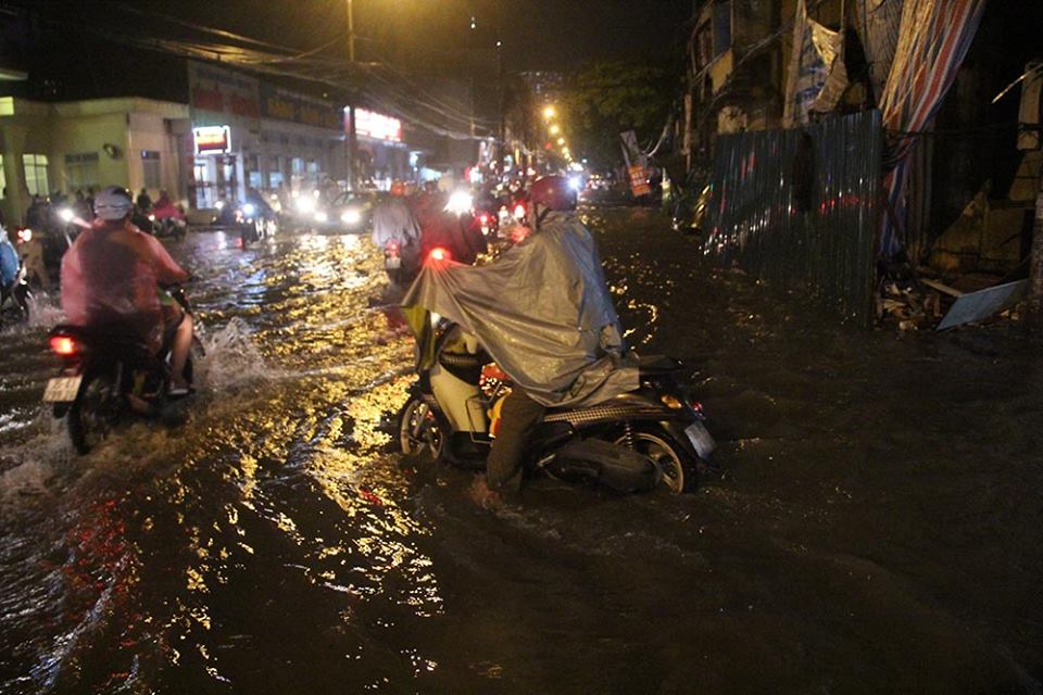 Người Hà Nội đội mưa sầm sập, rùng mình lội nước ngập rác về nhà nguoi ha noi doi mua sam sap rung minh loi nuoc ngap rac ve nha