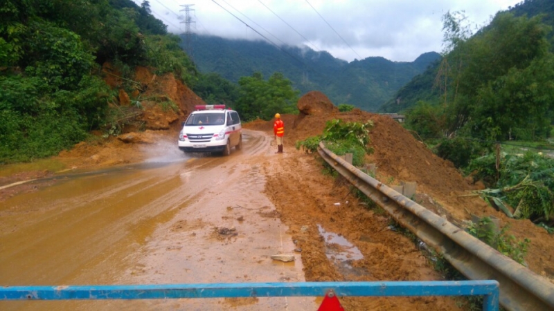 hoa binh chinh thuc thong xe quoc lo 6 sau nua ngay bi sat lo dat gay un tac