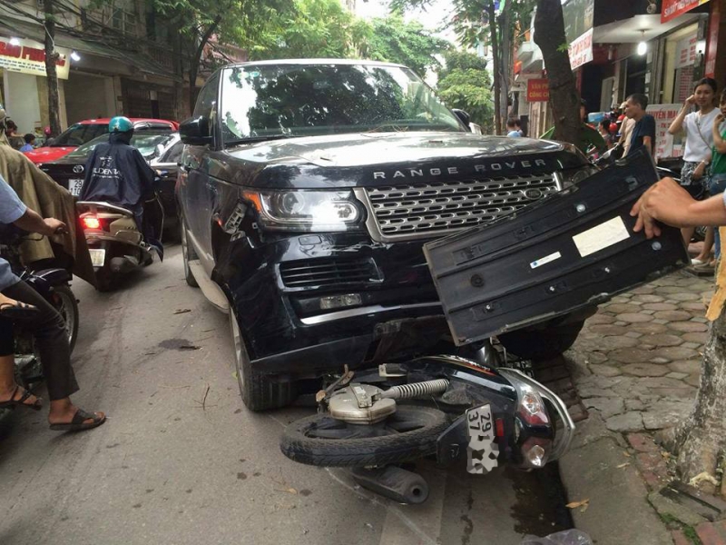 nang dau xe range rover cuu co gai bi cuon duoi gam