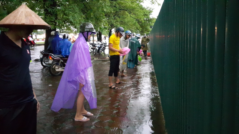 ha noi nguoi dan dung ro ra bat ca tren via he sau bao so 3