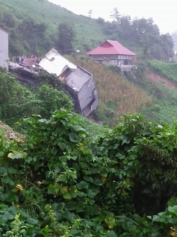 sat lo dat o sa pa khien 3 ngoi nha do sap quoc lo 4d bi ngung tre