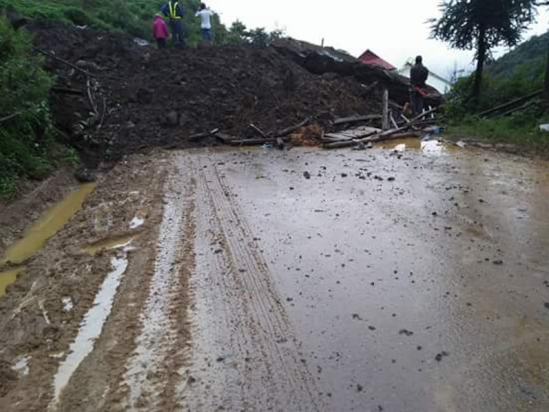sat lo dat o sa pa khien 3 ngoi nha do sap quoc lo 4d bi ngung tre
