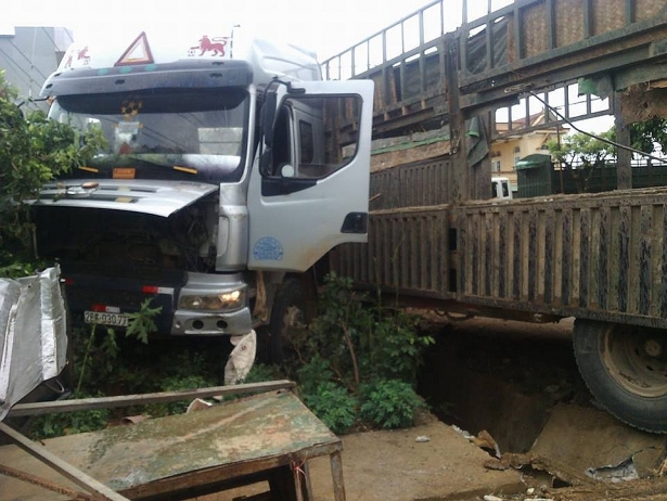 son la be trai 5 tuoi bang qua duong bi xe tai can tu vong