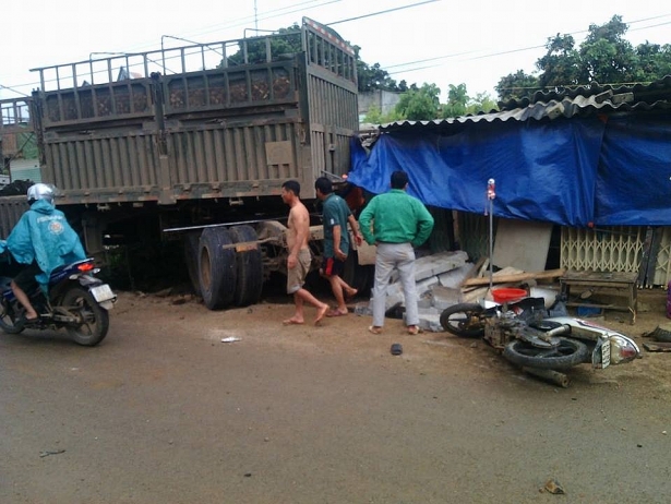 son la be trai 5 tuoi bang qua duong bi xe tai can tu vong