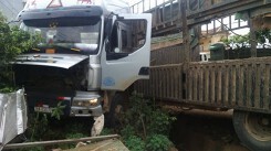 Bé trai 5 tuổi bất ngờ băng qua đường, xe đầu kéo lao vào nhà dân, 3 người thương vong