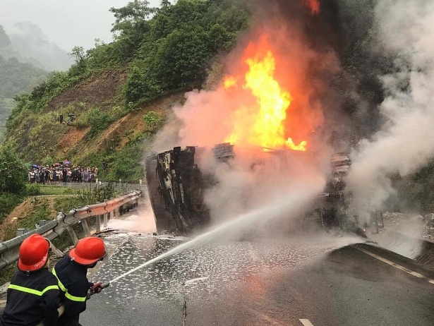 bac kan xe cho 8000 lit dau boc chay ngun ngut o deo ang toong hai nguoi bi thuong