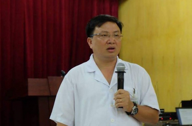 bi cam xem tivi may tinh be gai tu nho toc cao cau co the minh