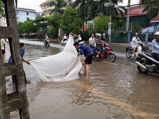 that khong the tin noi nguoi dan bac giang chen nhau quang chai bat ca giua pho