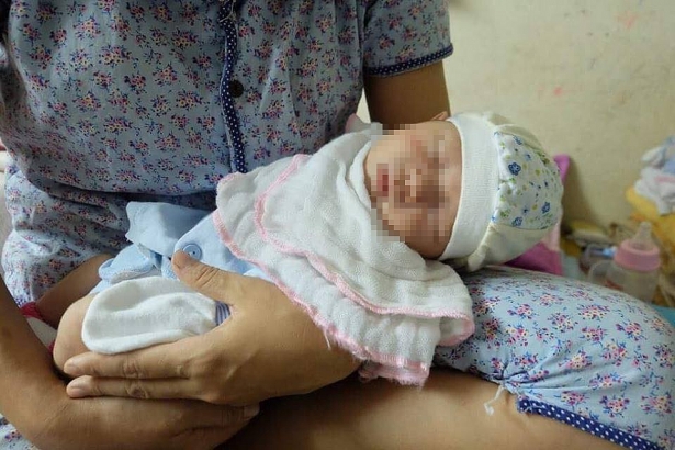 ha noi nguoi me bo lai be gai 10 ngay tuoi cung la thu dam nuoc mat