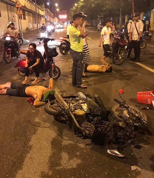 va cham xe may ba bau bi vang xuong duong