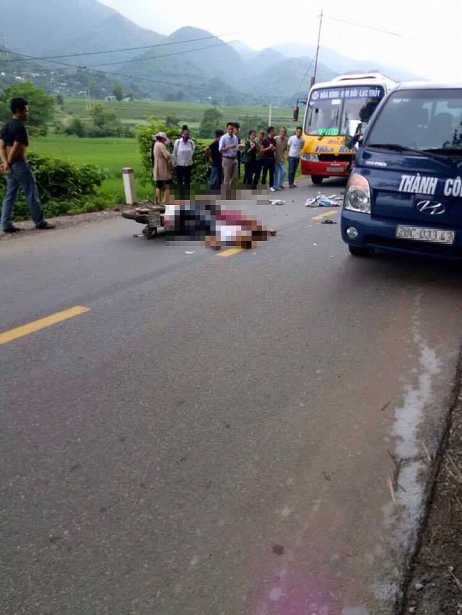 hoa binh dau dau xe buyt hai anh em ruot di xe may thuong vong