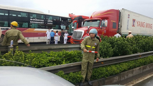 xe khach giuong nam tong vao duoi xe bien lao tren cao toc phap van huy dong nhieu xe cap cuu