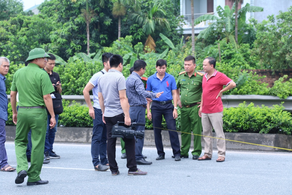 dung lai hien truong vu tai nan giua xe khach va xe cuu hoa tren cao toc phap van cau gie