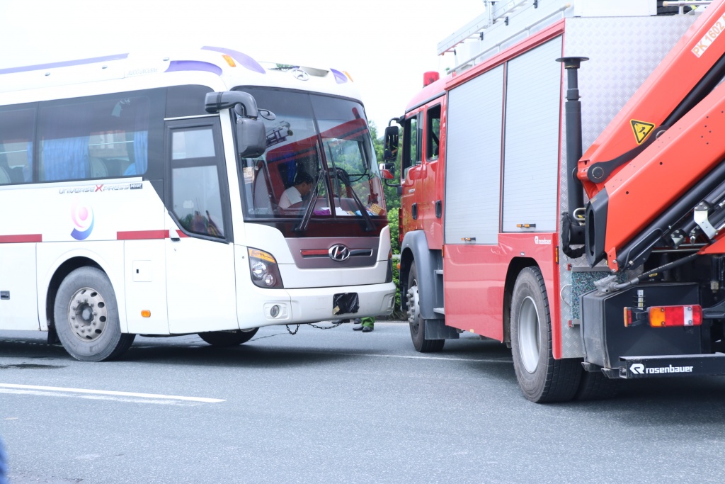 dung lai hien truong vu tai nan giua xe khach va xe cuu hoa tren cao toc phap van cau gie