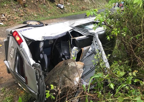 xe 16 cho dang luu thong thi bi da roi trung nhieu hanh khach bi thuong