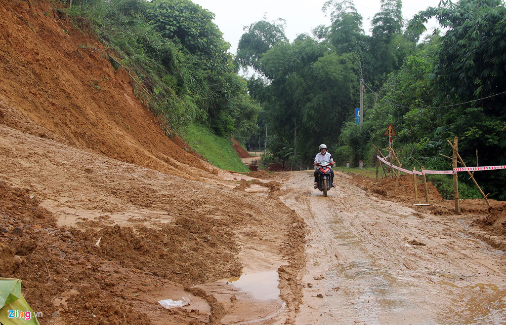 canh hoang tan noi xom ven song hoa binh sau tran sat lo