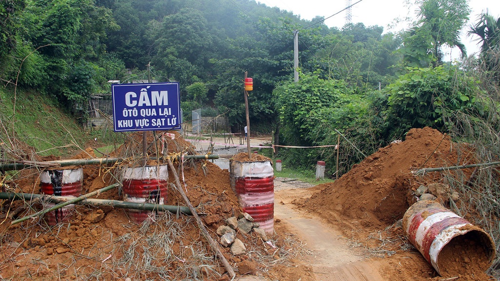 lao cai sat lo dat vui lap hai nguoi di xe may tu vong