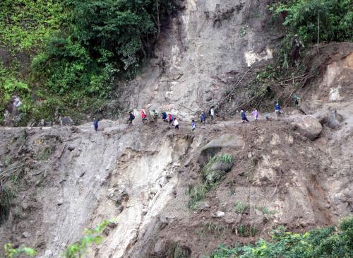 lai chau no luc thong duong den cac xa bien gioi sau mua lu
