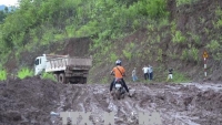 lao cai sat lo dat vui lap hai nguoi di xe may tu vong
