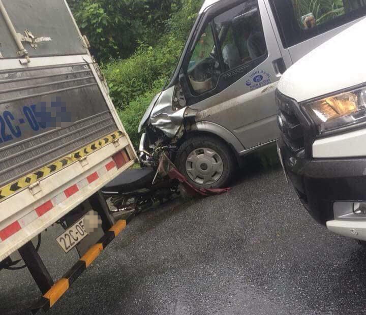 ha giang dau dau xe o to 16 cho hai nguoi di xe may tu vong tai cho