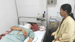 Nam thanh niên bị cọc treo màn đâm xuyên từ cổ lên mũi
