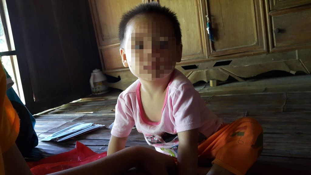 nuoc mat nguoi me khi hay tin con gai 18 thang tuoi bi lo loet chan tay do bi nhiem hiv