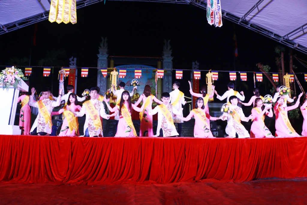 Lễ Vu lan báo hiếu ở Hoà Bình: Tấm lòng của những người con với bông hồng cài áo xuc dong be gai 3 tuoi cai hoa mau hong len nguc trong le vu lan bao hieu