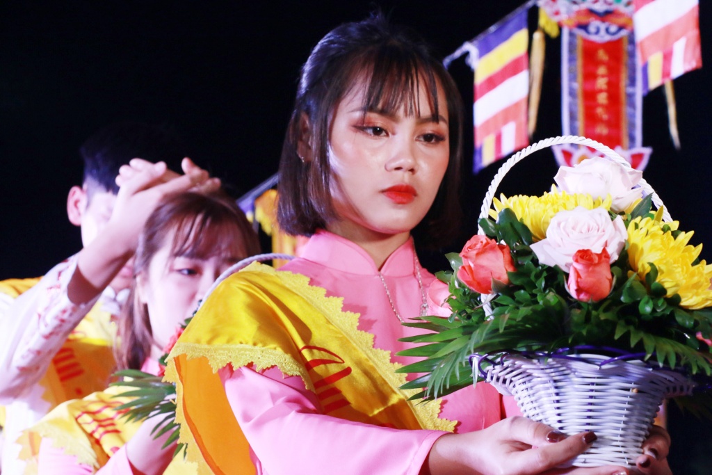 Lễ Vu lan báo hiếu ở Hoà Bình: Tấm lòng của những người con với bông hồng cài áo xuc dong be gai 3 tuoi cai hoa mau hong len nguc trong le vu lan bao hieu