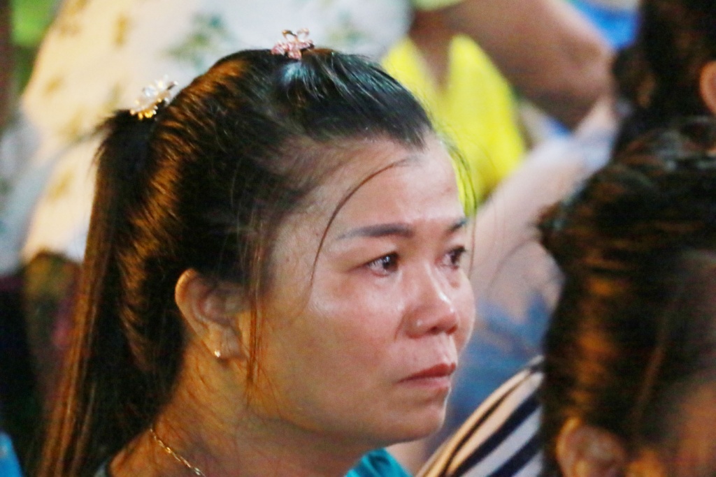 Lễ Vu lan báo hiếu ở Hoà Bình: Tấm lòng của những người con với bông hồng cài áo xuc dong be gai 3 tuoi cai hoa mau hong len nguc trong le vu lan bao hieu