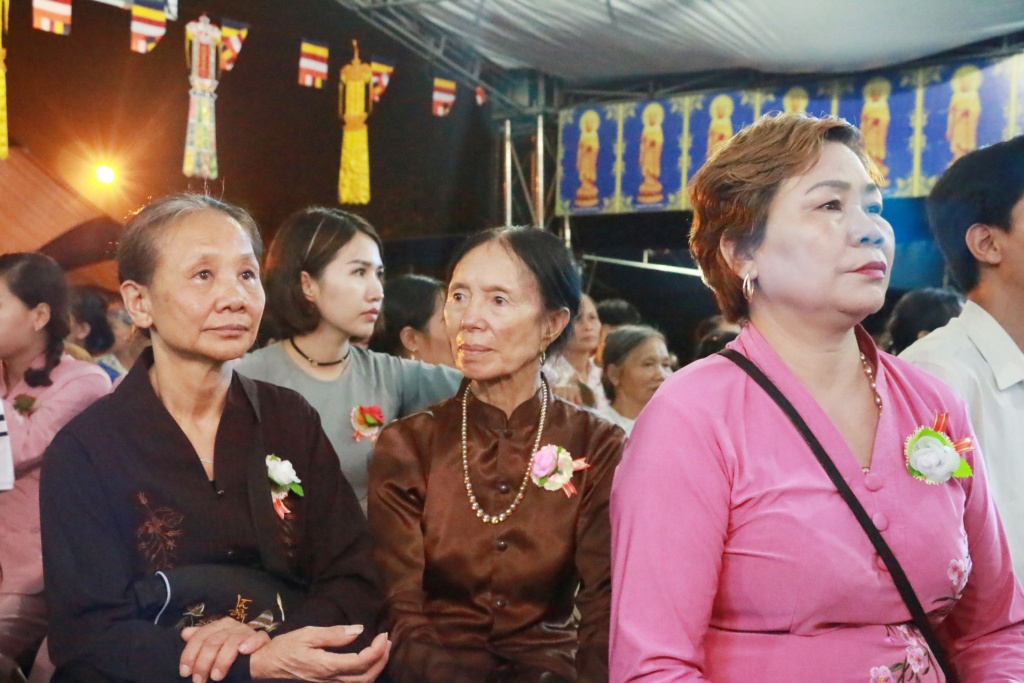 xuc dong be gai 3 tuoi cai hoa mau hong len nguc trong le vu lan bao hieu