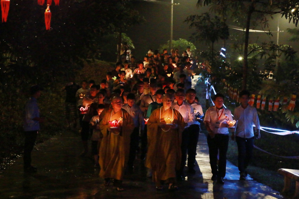 Lễ Vu lan báo hiếu ở Hoà Bình: Tấm lòng của những người con với bông hồng cài áo xuc dong be gai 3 tuoi cai hoa mau hong len nguc trong le vu lan bao hieu
